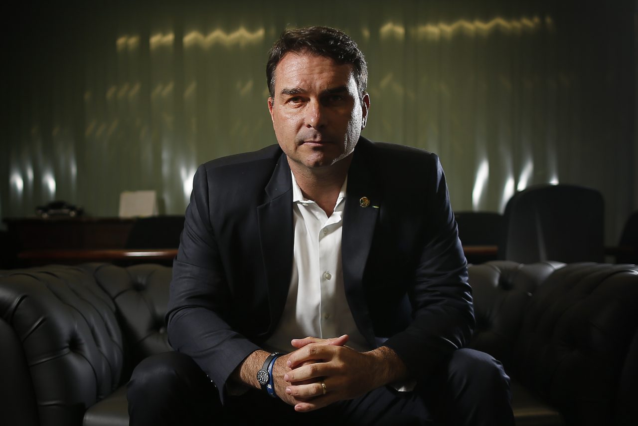 Crusoé: Candidatura de Flávio Bolsonaro alcança 117 milhões nas redes