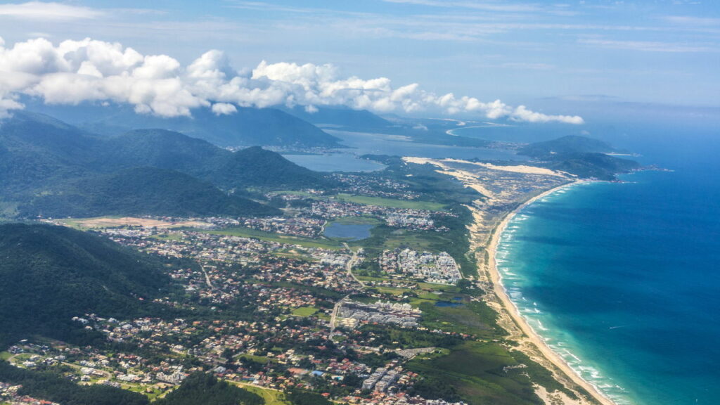 Quem busca mar azul e qualidade de vida acaba se surpreendendo com essa ilha brasileira