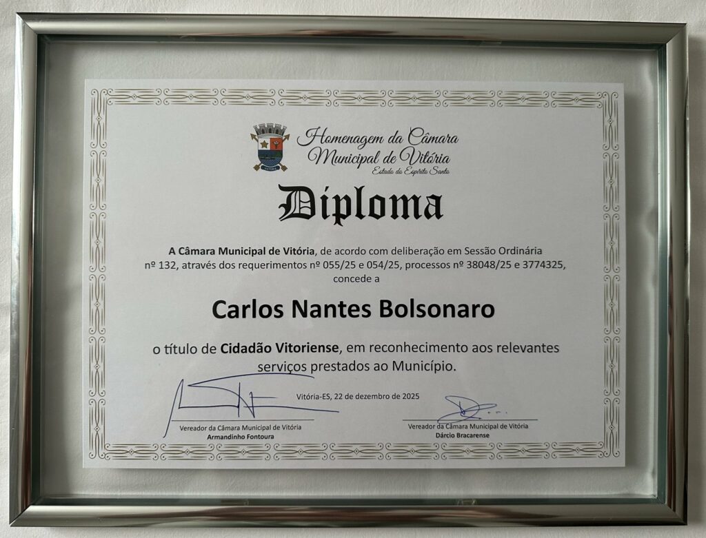 Carluxo é surpreendido por quatro condecorações (e nós também)