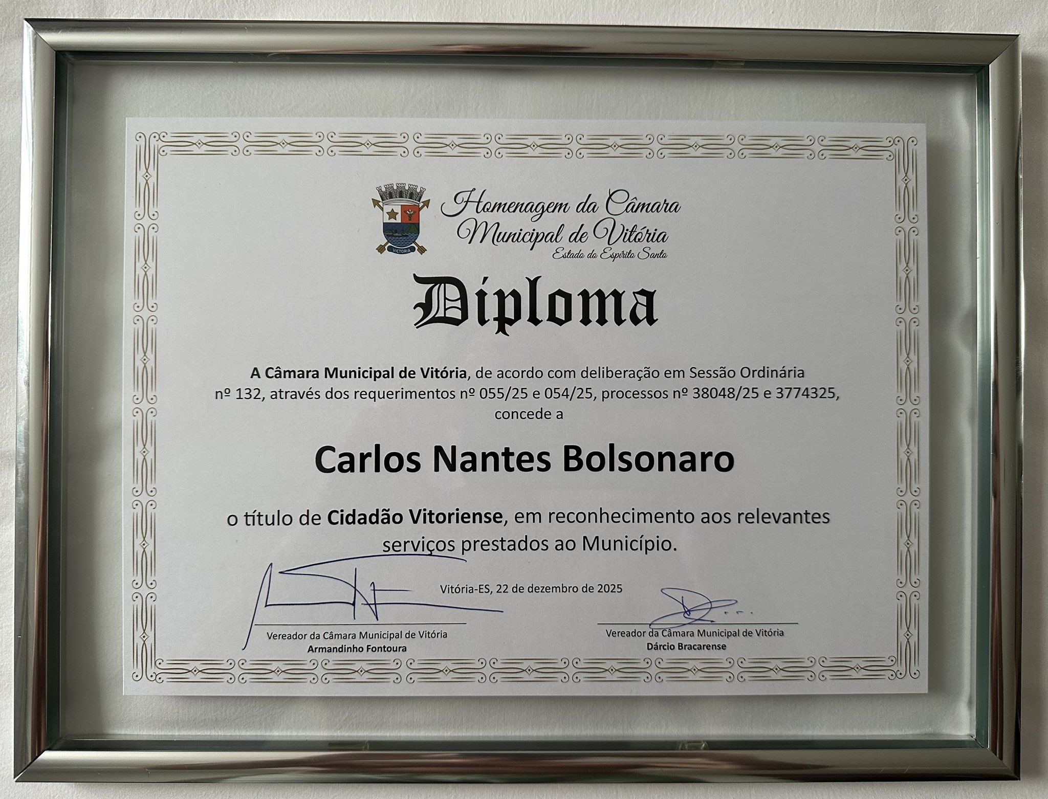 Carluxo é surpreendido por quatro condecorações (e nós também)