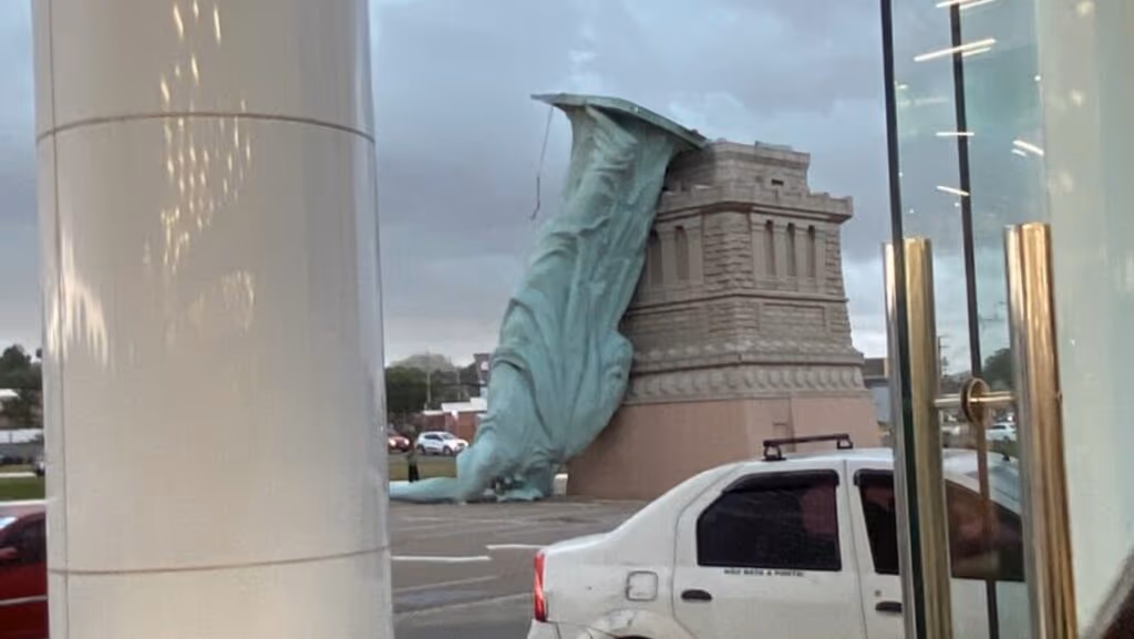 Estátua da Havan é derrubada por fortes ventos em Porto Alegre