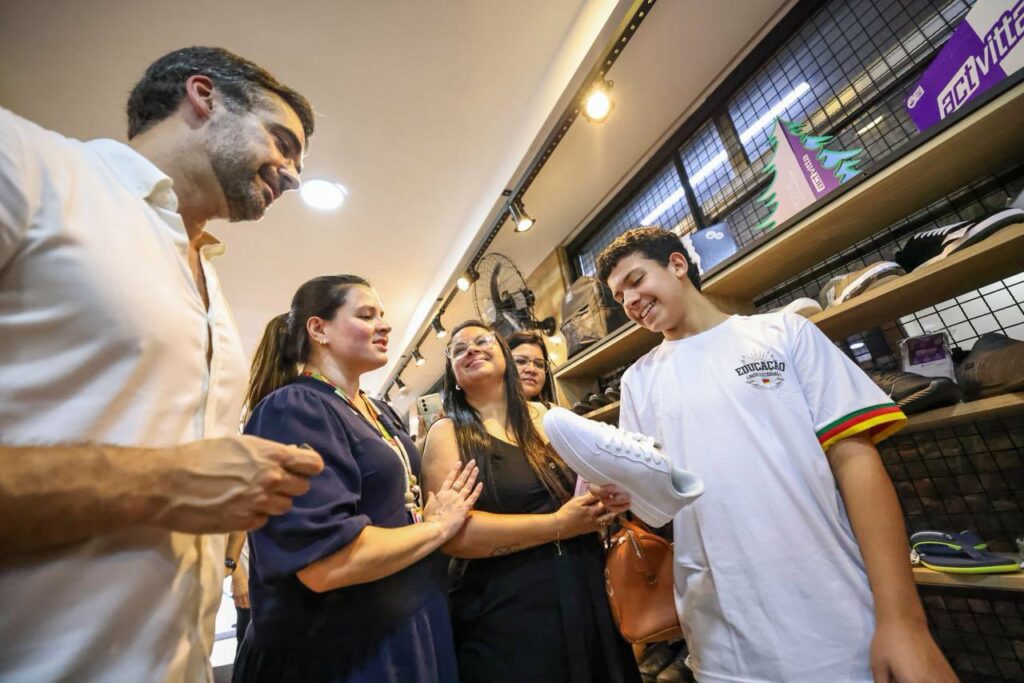“No RS a gente garante tênis para os dois pés”, diz Leite