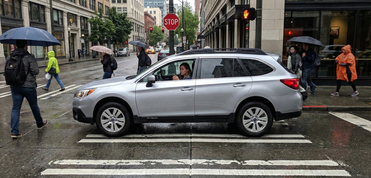O que diz a lei sobre parar em cima da faixa de pedestre?
