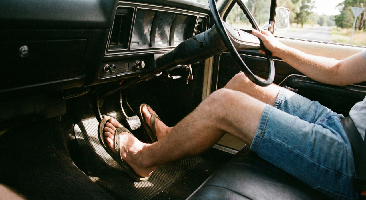 O que diz a lei sobre dirigir de chinelo ou descalço?