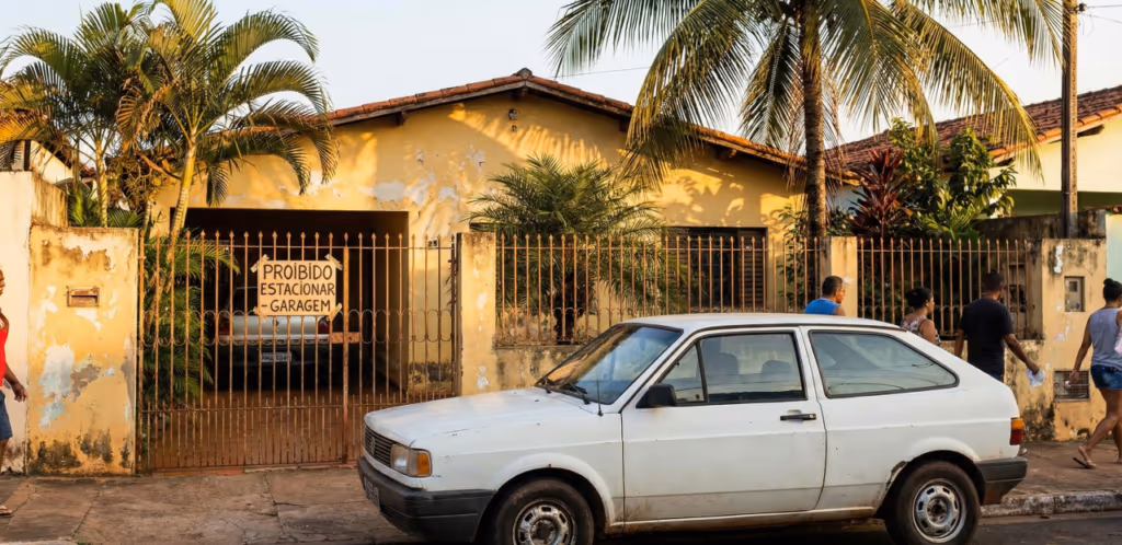 Estacionar o carro em frente a garagem da própria casa pode? É isso que diz a lei