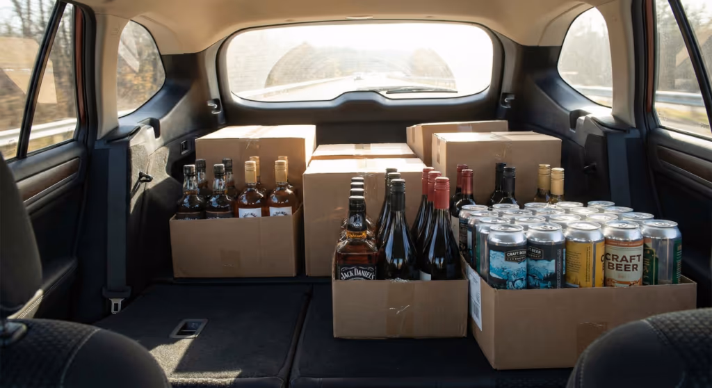 É permitido levar bebida alcoólica lacrada no carro?