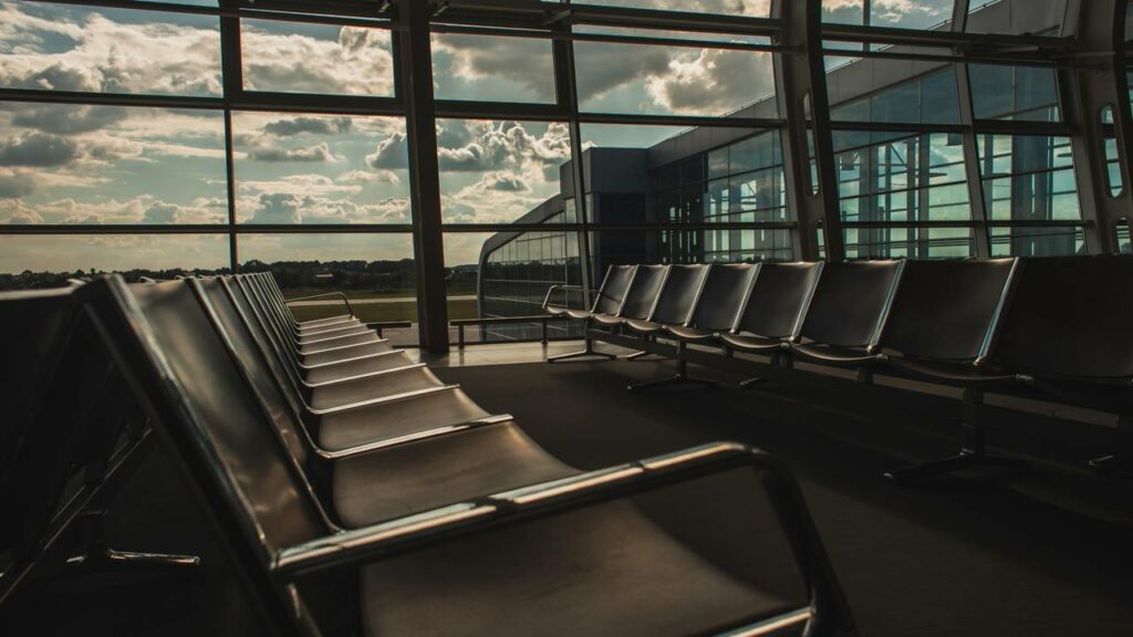Homem tem ataque de fúria em aeroporto após perder voo, quebra “tudo” e acaba preso