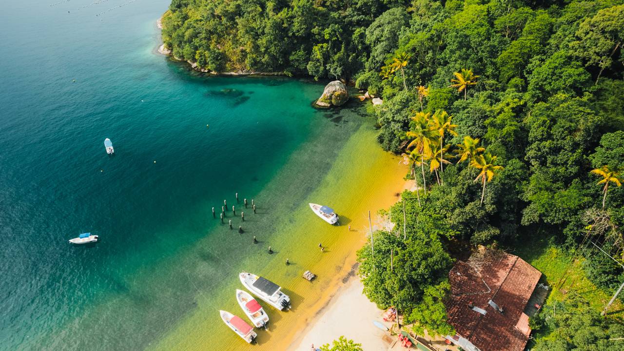 O santuário com mar esmeralda no Rio que proíbe veículos para garantir praias intocadas