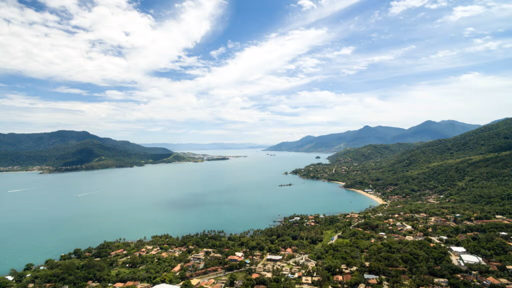 A capital nacional da vela virou refúgio de quem sonha viver entre mata fechada e praias selvagens