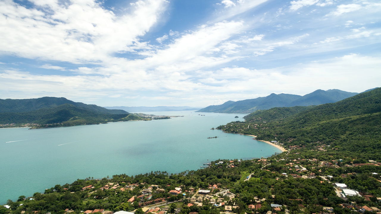 A capital nacional da vela virou refúgio de quem sonha viver entre mata fechada e praias selvagens