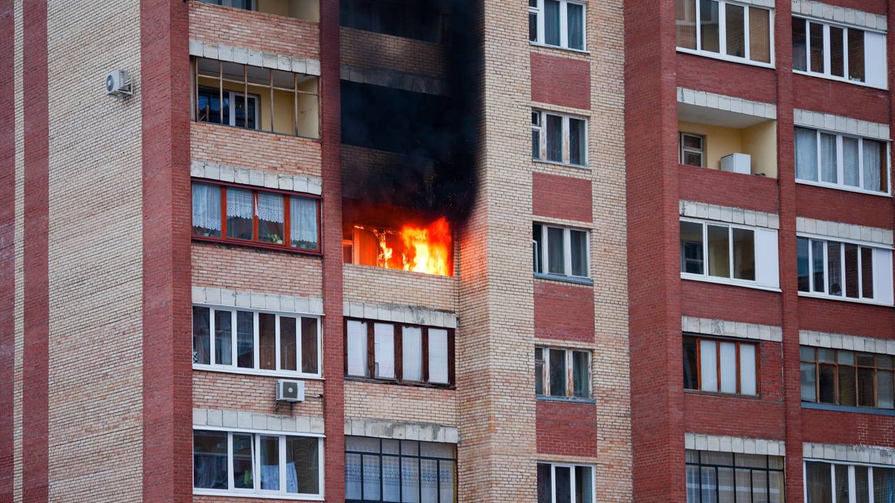 Incêndio em apartamento deixa 5 mortos, 3 pessoas, um cachorro e um gato
