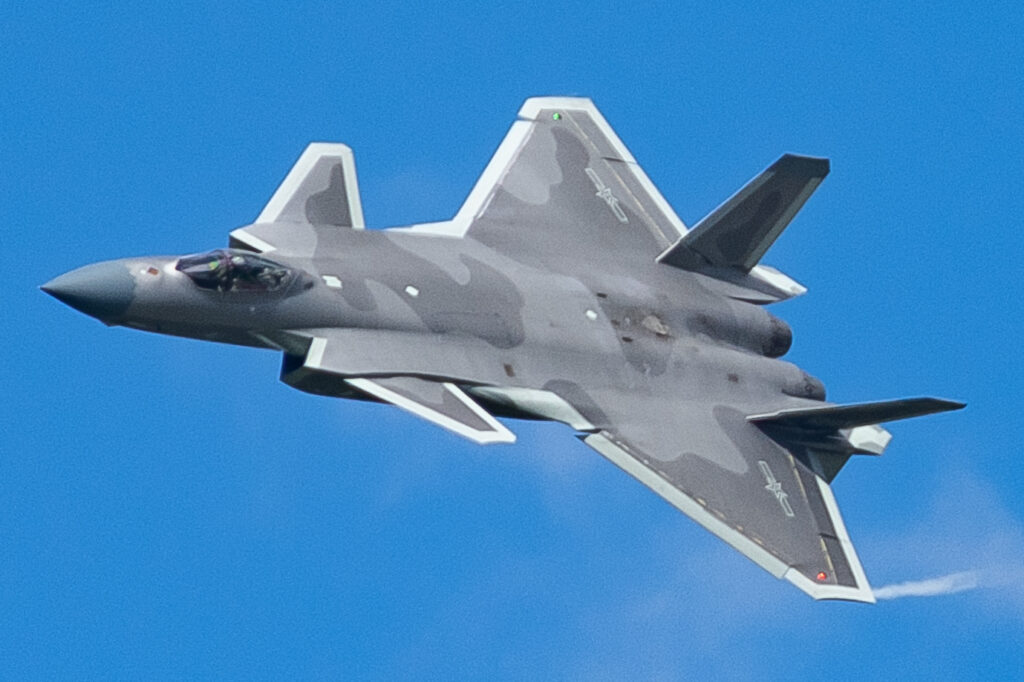 Caça J-20 da China agora voa com mísseis de longo alcance e mexe nas bases do poder aéreo mundial