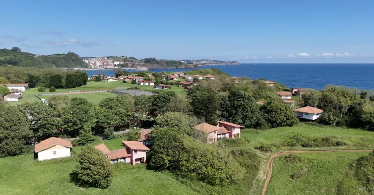Já foi um destino de férias de sonho, mas agora é uma cidade abandonada com praias selvagens.