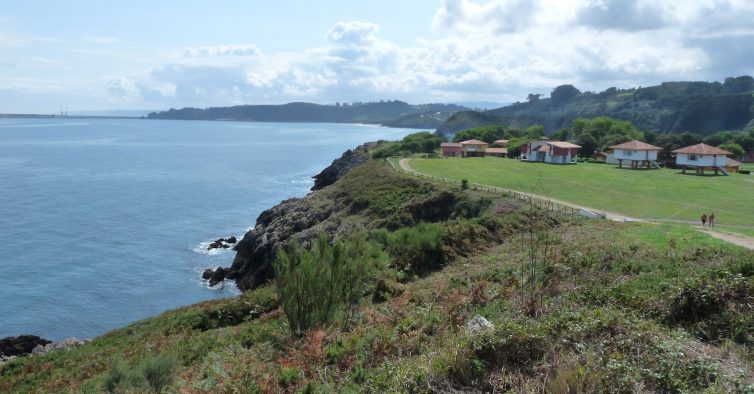 Já foi um destino de férias de sonho, mas agora é uma cidade abandonada com praias selvagens