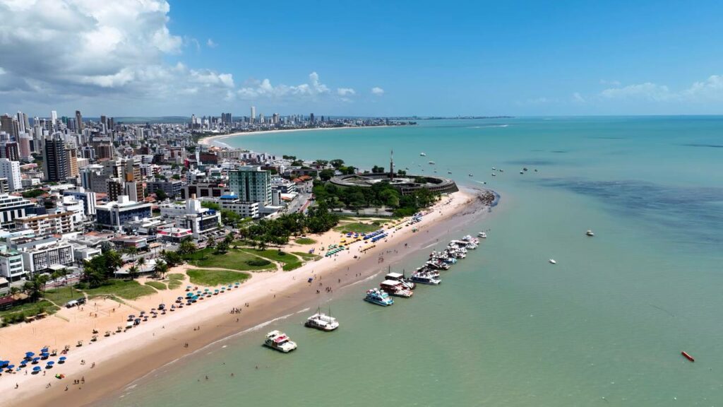 Viver de frente para o mar com tranquilidade é realidade nessa capital do Nordeste