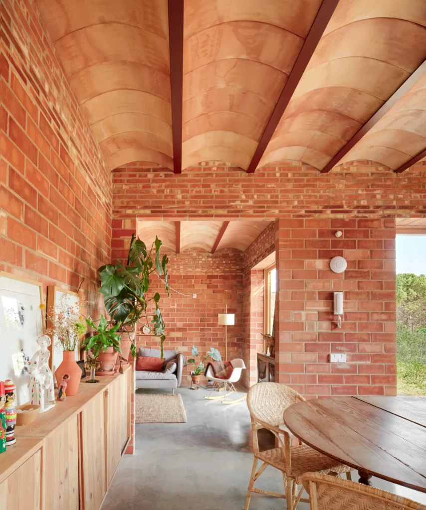 Jovem casal constrói casa com 26.000 tijolos em um jazigo de família onde não faz frio no inverno nem no verão