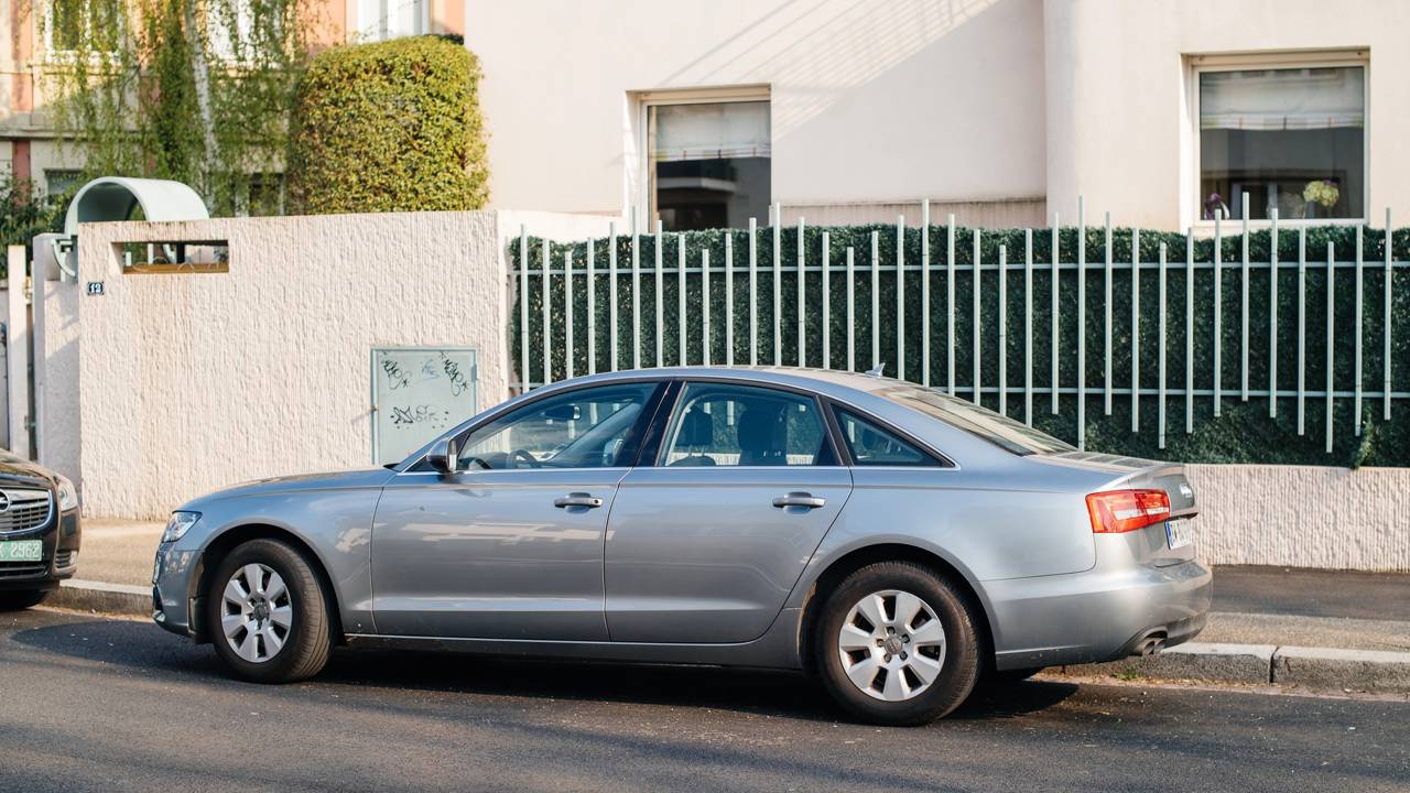 Lei permite estacionar o carro na frente da própria garagem?