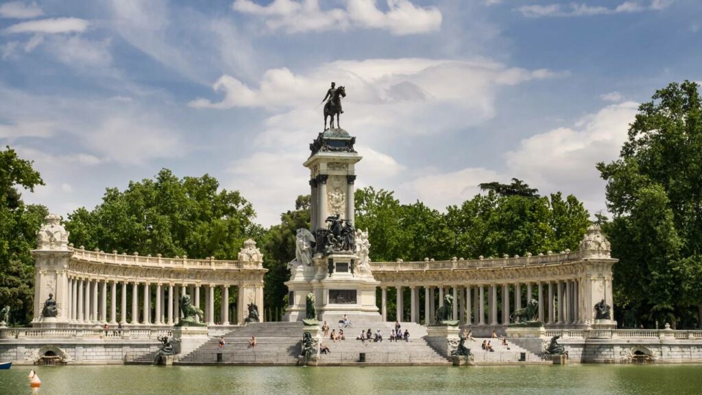 A cidade que nunca dorme e entrega o melhor da cultura espanhola em cada esquina