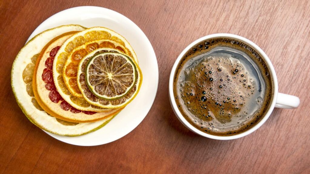 Misturar café com limão o truque caseiro que viralizou e o que realmente acontece
