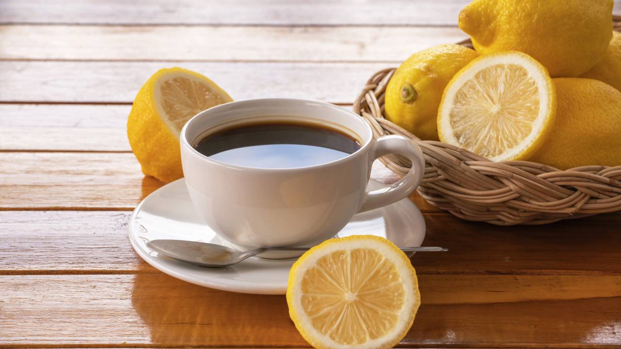Misturar café com limão: o truque caseiro que viralizou e o que realmente acontece