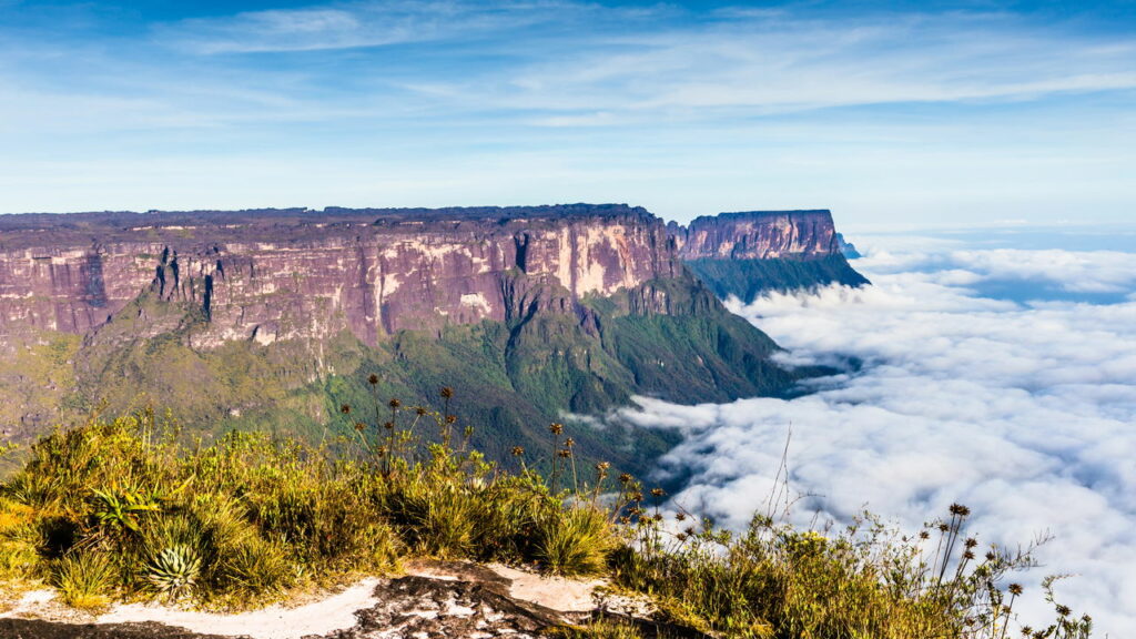 A montanha brasileira que parece tocar o céu e divide três países com um cenário digno de outro planeta