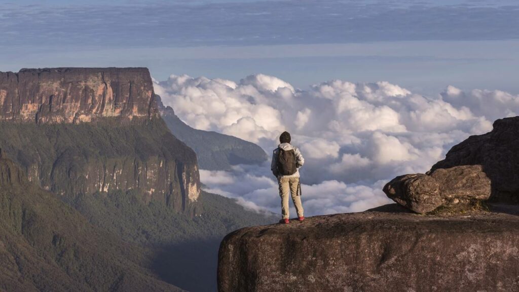 A montanha brasileira que parece tocar o céu e divide três países com um cenário digno de outro planeta
