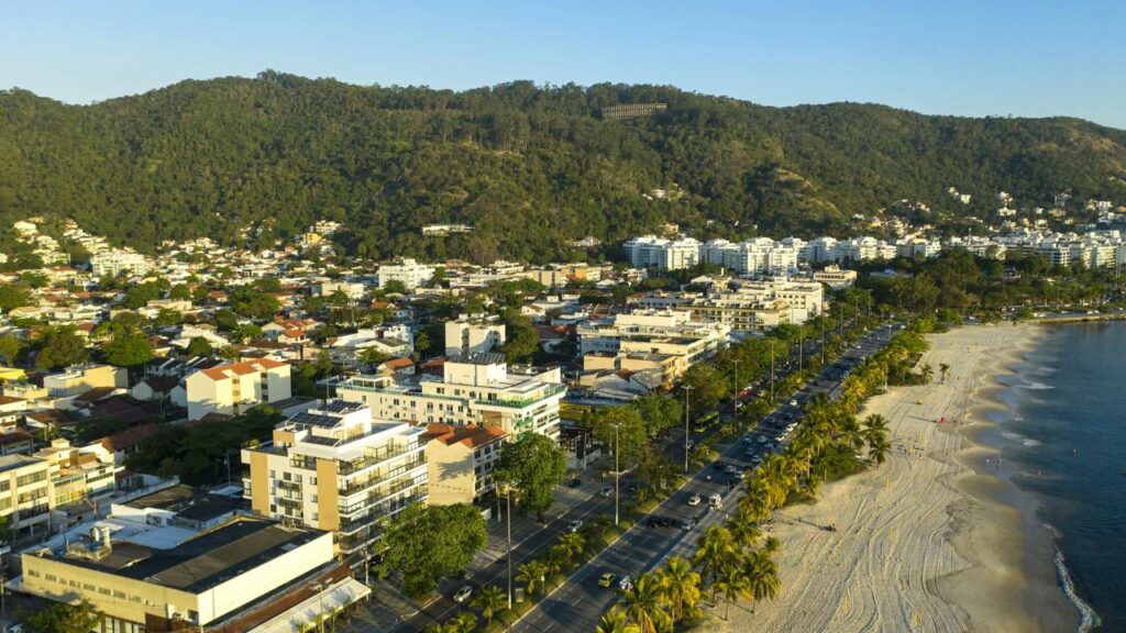 A cidade vizinha ao Rio de Janeiro que ostenta um dos maiores índices de desenvolvimento do país e atrai quem busca bem-estar