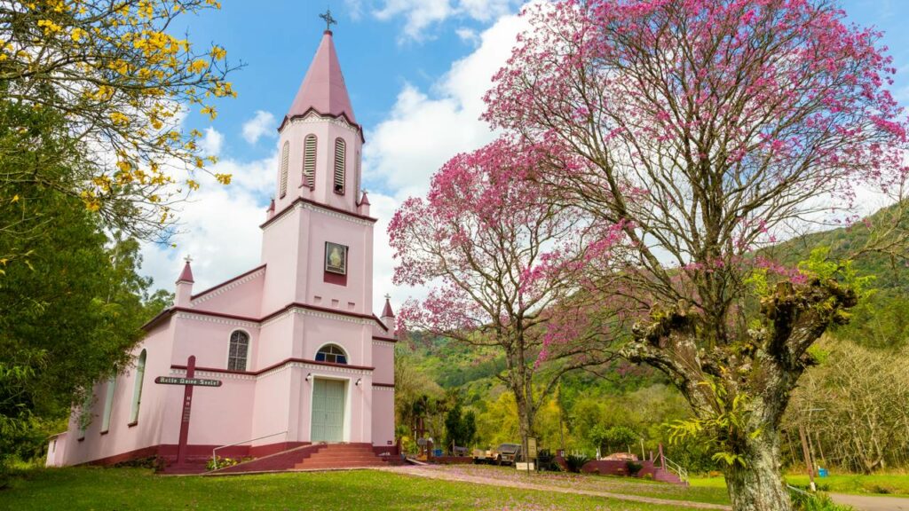 Esse pedacinho da Alemanha no Brasil encanta com labirinto de flores, clima europeu e comida colonial