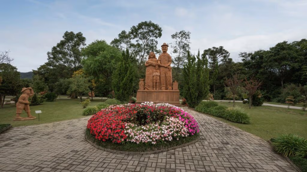 A cidade onde 23 mil moradores vivem entre flores, tradição alemã e um dos labirintos verdes mais famosos do Brasil
