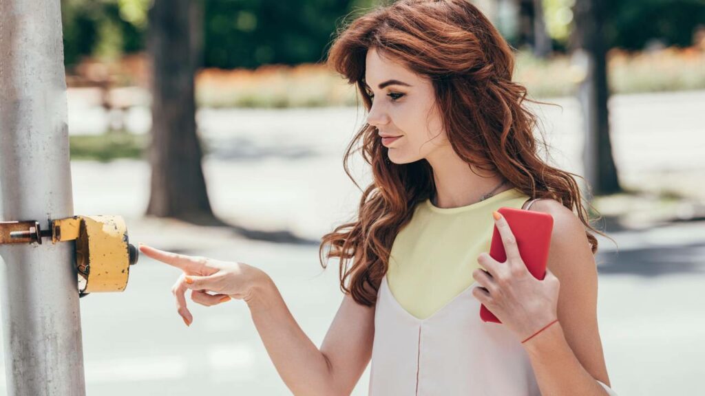 O que significa quando uma pessoa acena para agradecer aos motorista após atravessar a rua, segundo a psicologia