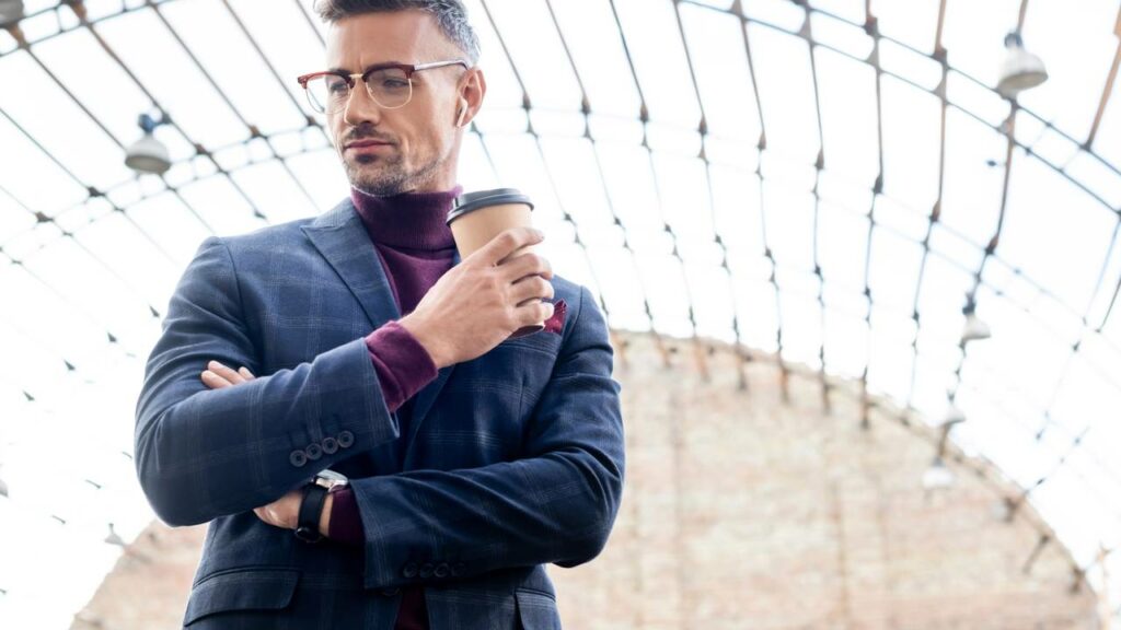 O que significa quando uma pessoa segura um braço com o outro, segundo a criminologia