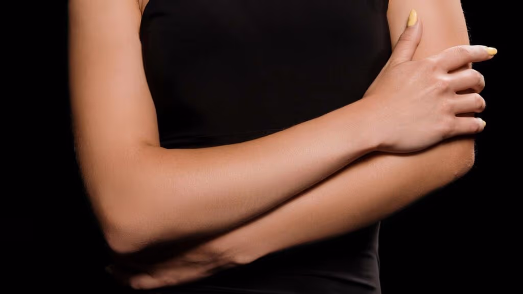 O que significa quando uma pessoa segura um braço com o outro, segundo a criminologia