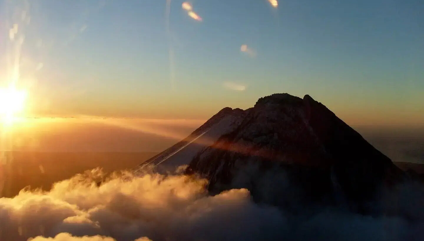 O vulcão perfeito e adormecido, mas perigoso