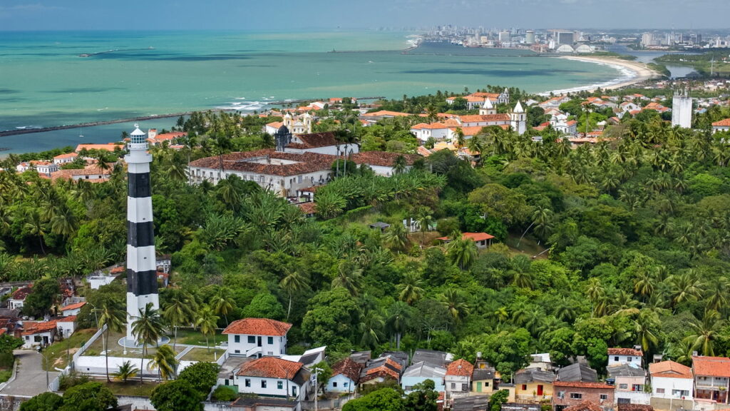 Essa cidade histórica ao lado de Recife oferece vista para o mar e uma vida que parece de outro século