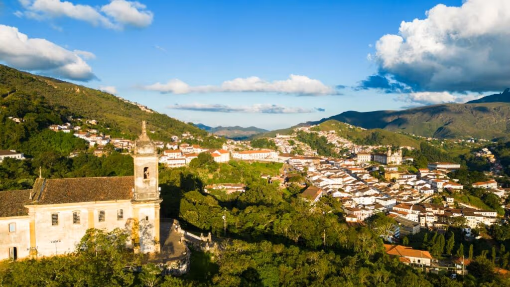 A cidade no interior de Minas Gerais a poucas horas de viagem, onde igrejas cobertas de ouro e minas subterrâneas contam a verdadeira história do Brasil