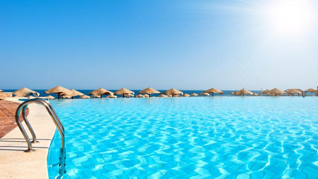 A piscina praia que imita o mar e muda toda sua área externa
