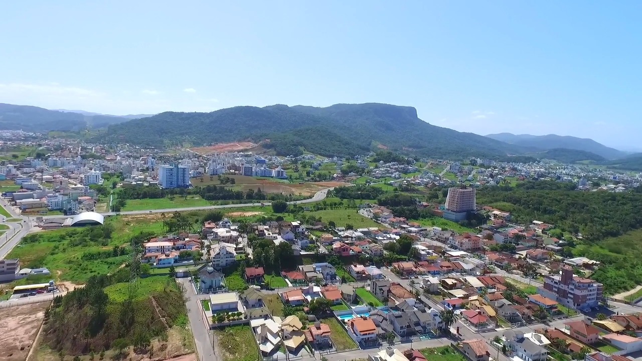 A cidade colada em Florianópolis que cresce em silêncio e virou desejo de quem quer viver melhor
