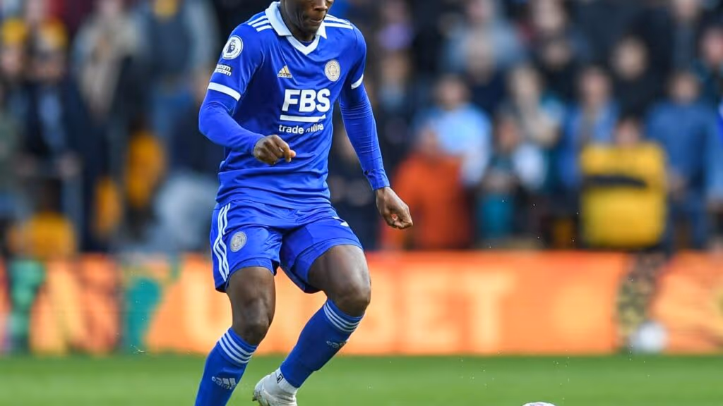 Jogador quase quebra o pescoço em comemoração de gol