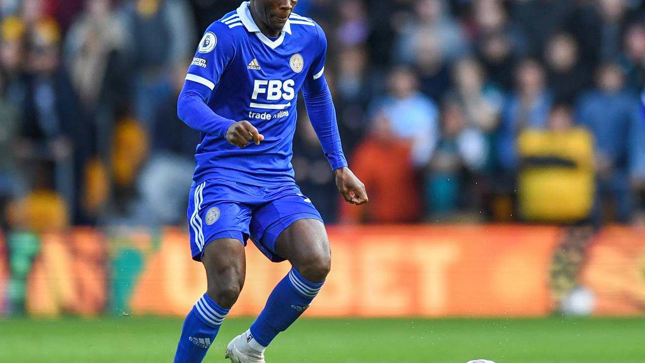 Jogador quase quebra o pescoço em comemoração de gol