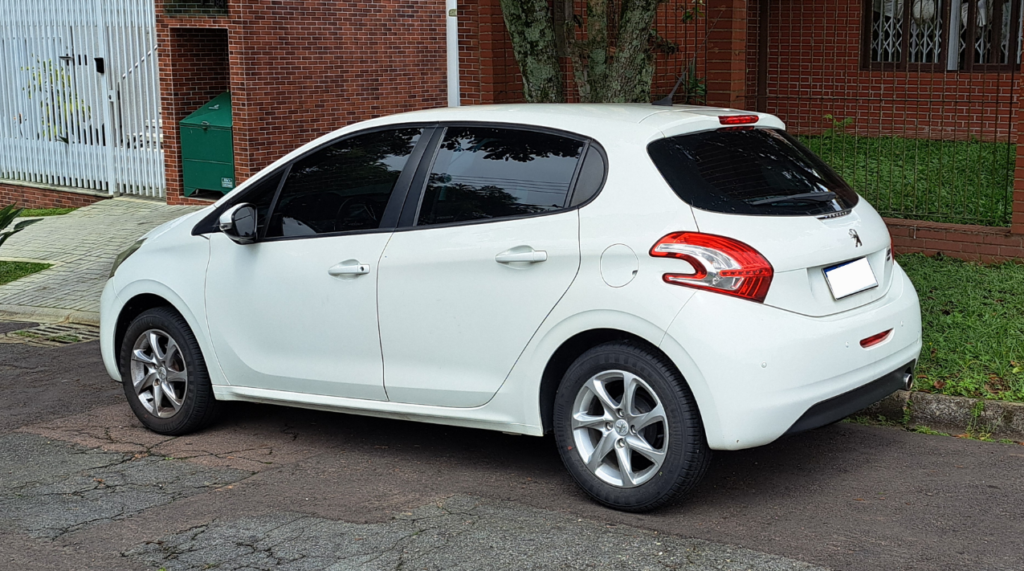 Quanto custa manter um Peugeot 208 1.5 2014 em 2025?