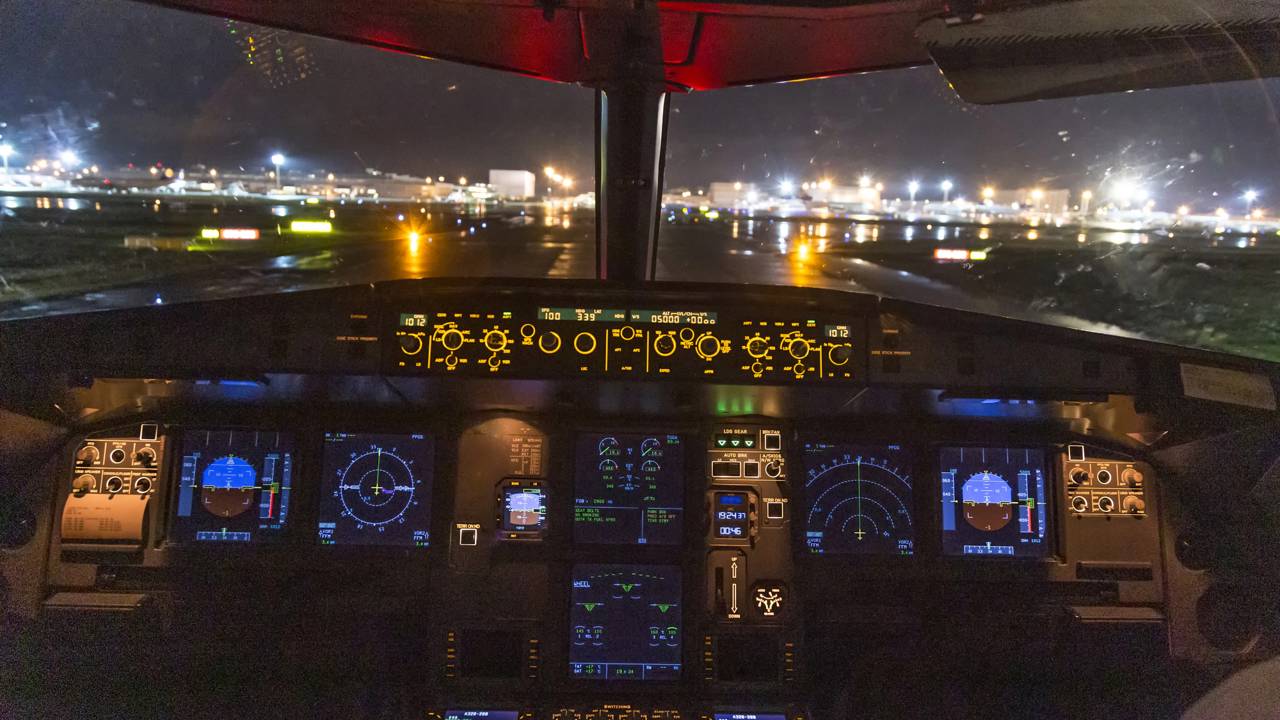 Piloto passa mal e avião pousa sozinho após passageiro acionar botão de emergência