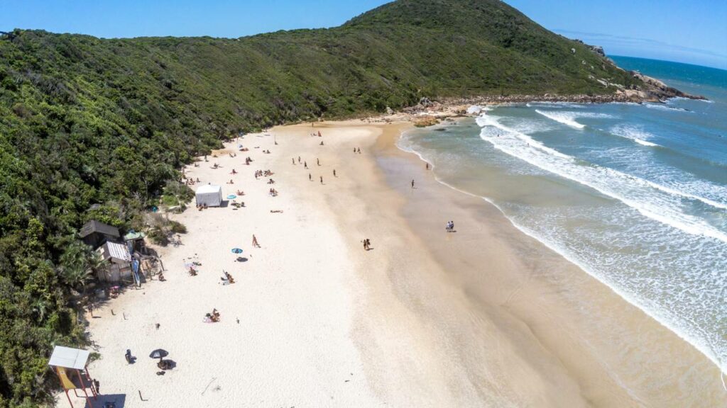 A praia mais tranquila de Santa Catarina virou refúgio de quem quer paz