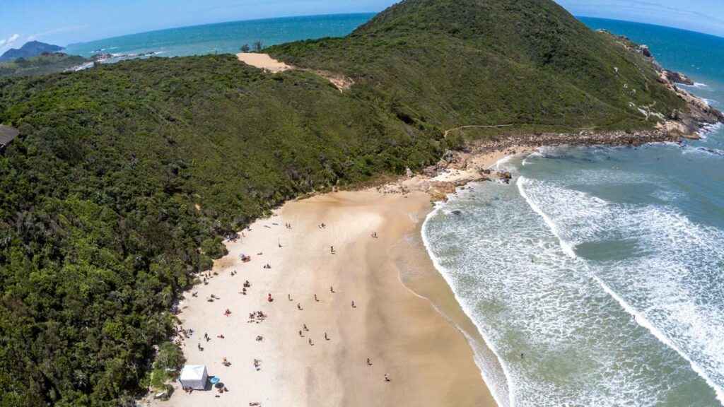 A praia mais tranquila de Santa Catarina virou refúgio de quem quer paz