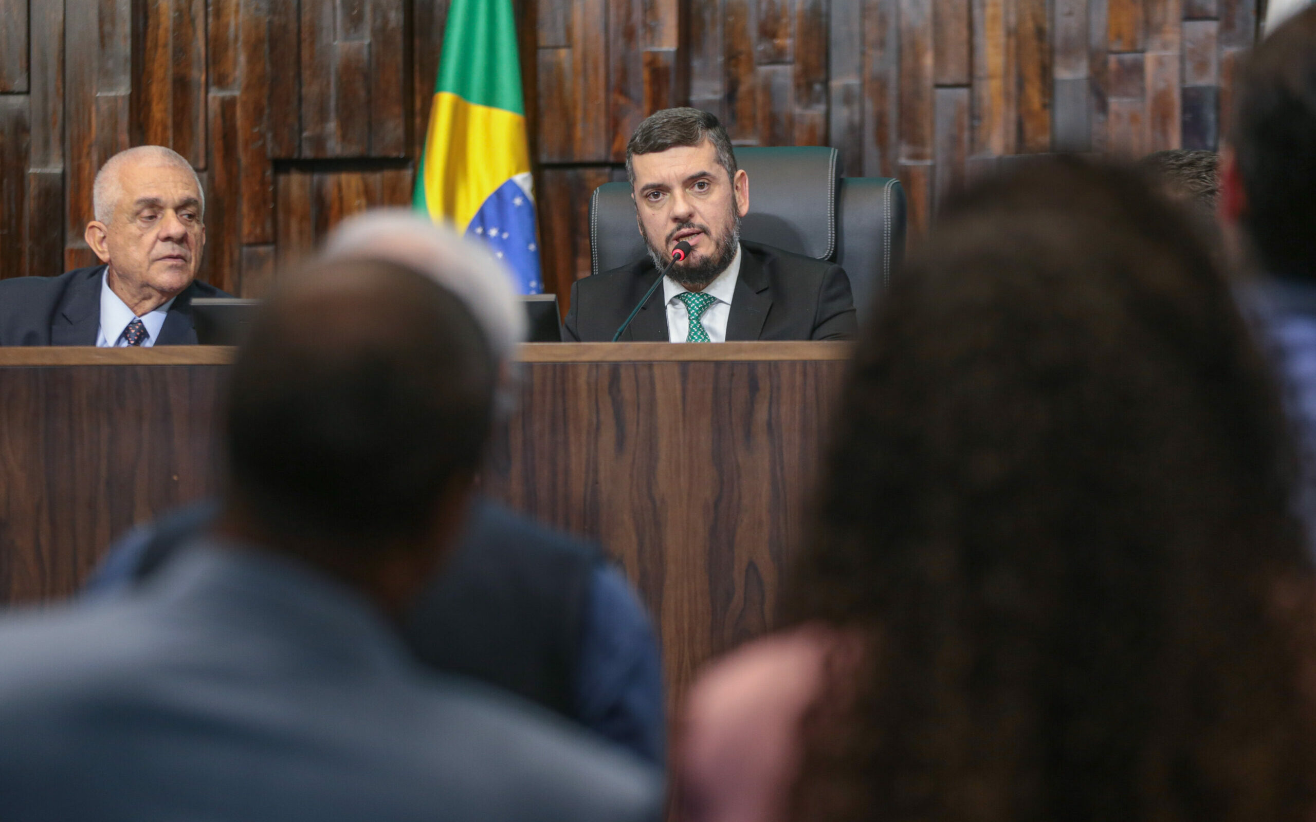 Crusoé: Crime e corporativismo