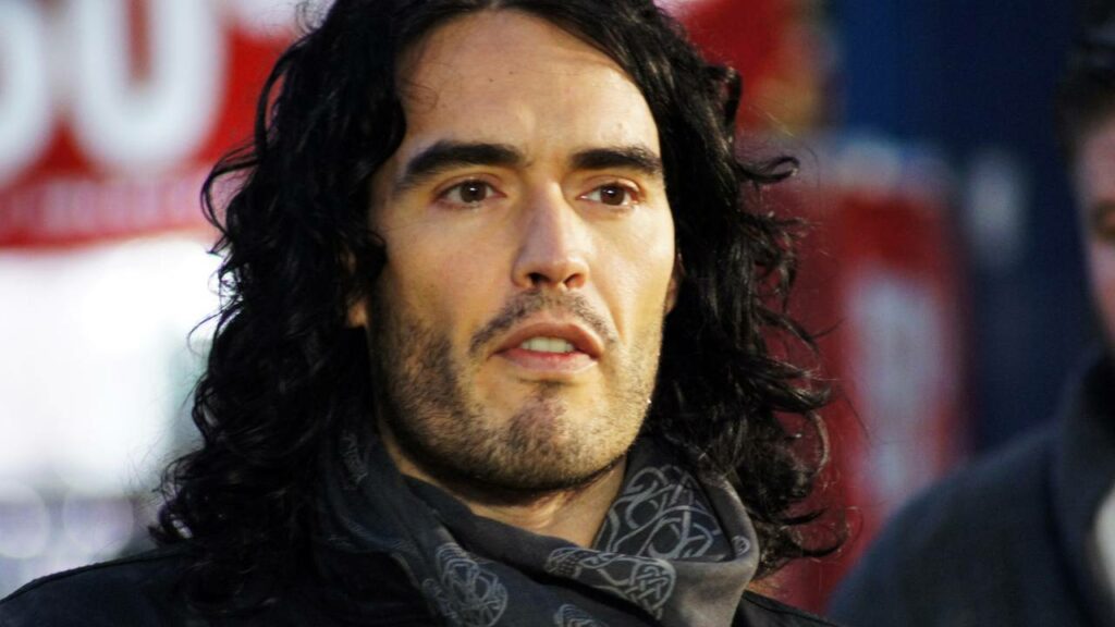 Russell Brand para mais uma vez no banco dos réus