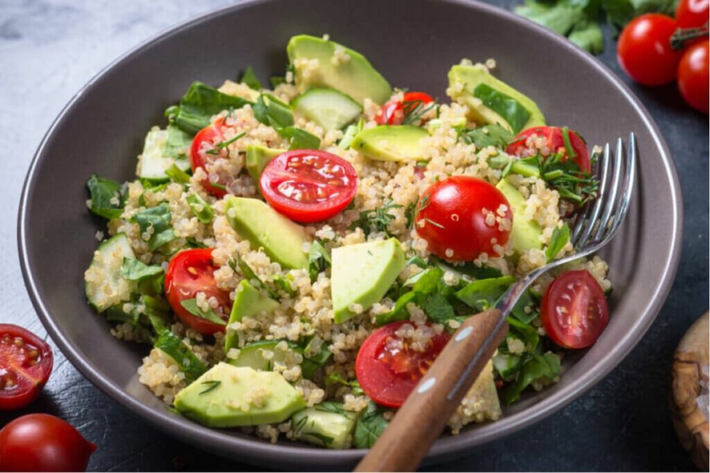 Saladas de quinoa: 6 receitas leves e nutritivas para o jantar