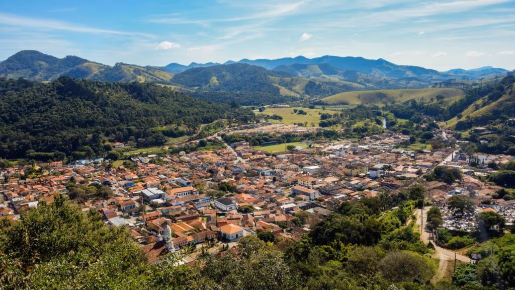 Essa cidade com menos de 12 mil habitantes oferece muita paz e qualidade de vida com vista para montanhas inesquecíveis