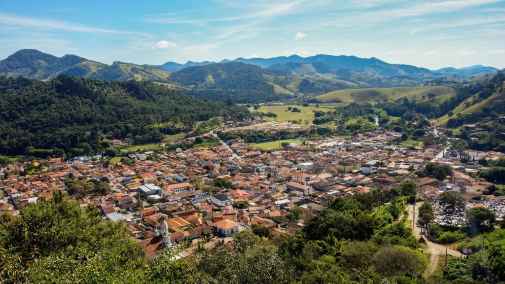 Essa cidade com menos de 12 mil habitantes oferece muita paz e tranquilidade com vista para montanhas inesquecíveis