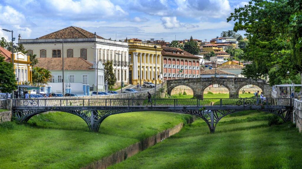 Poucos sabem, mas existe em Minas uma cidade onde tradição, silêncio e qualidade de vida caminham juntos