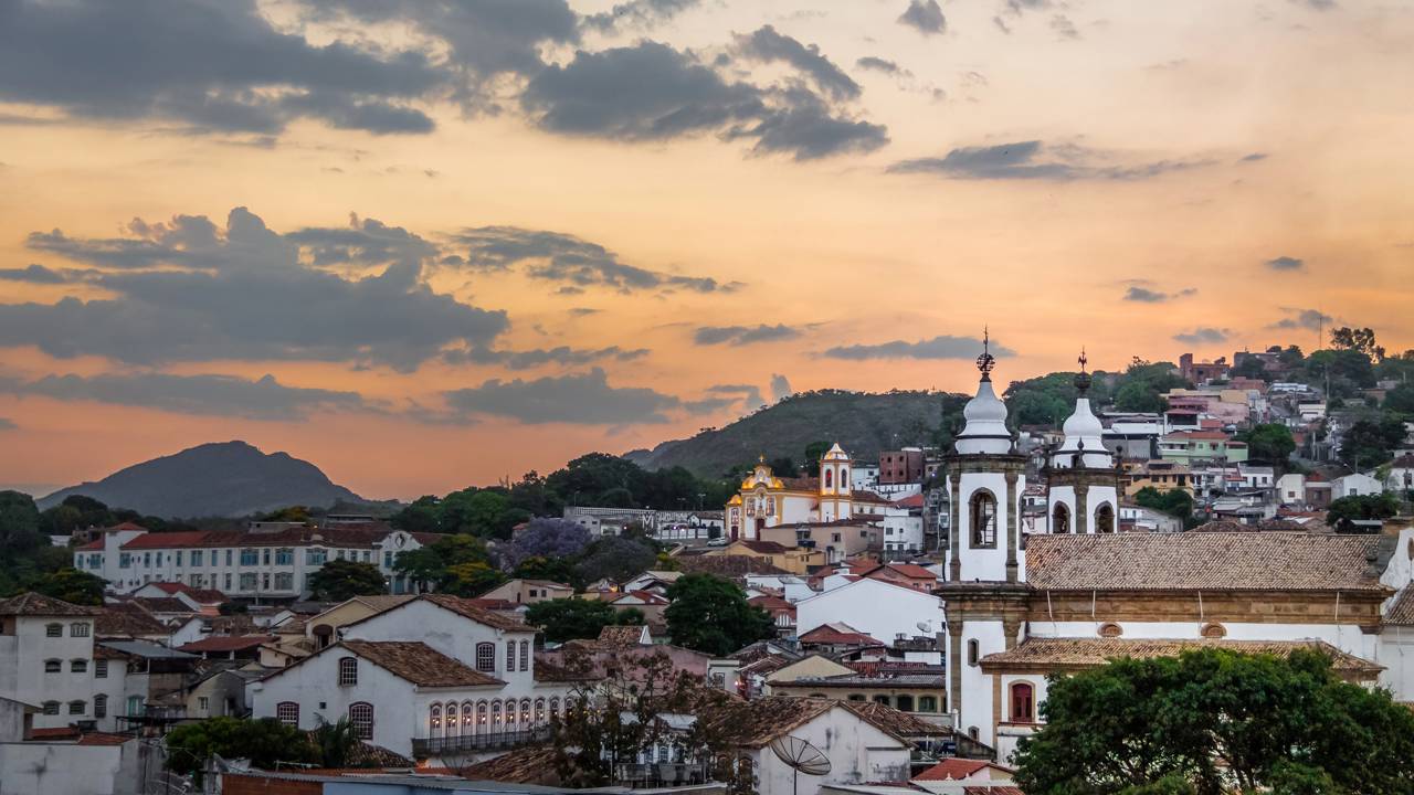 Poucos sabem, mas existe em Minas uma cidade onde tradição, silêncio e qualidade de vida caminham juntos
